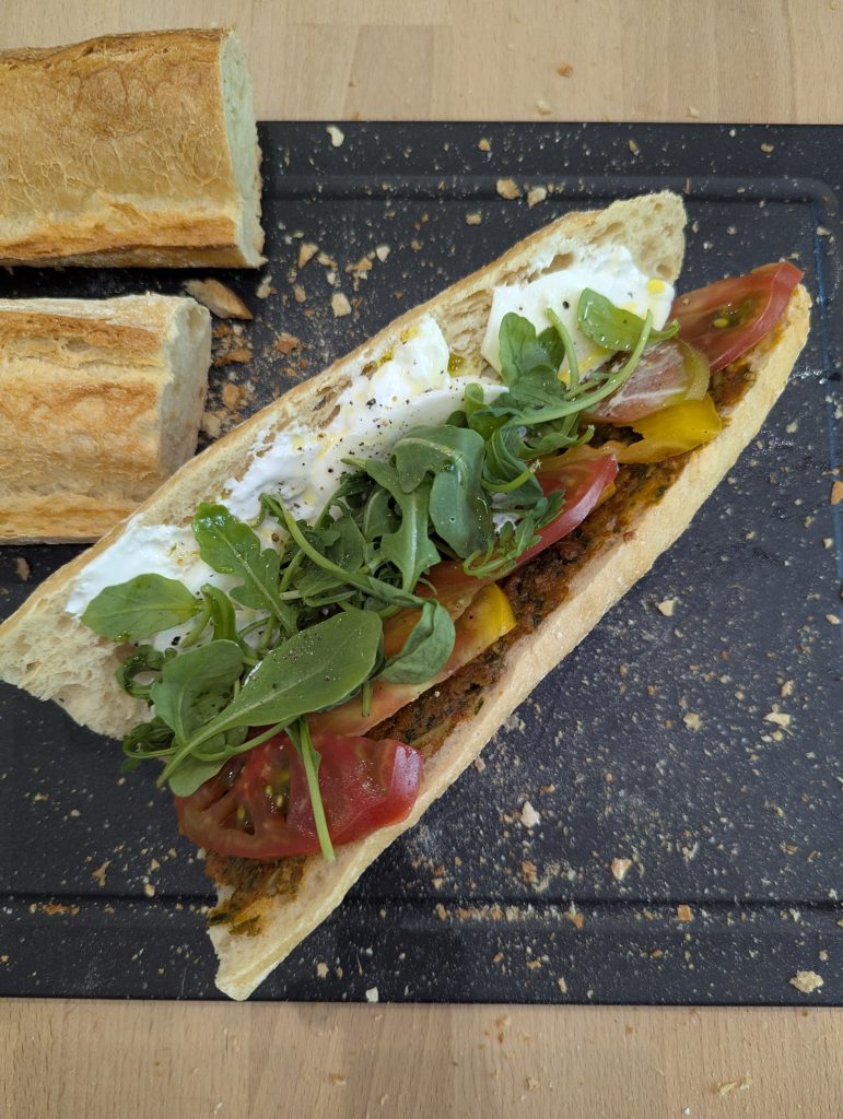 Sandwich baguette tradition, tomates, pesto maison, roquette, buratta.